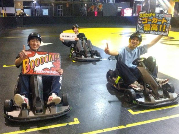 r1_iruma's tweet image. ／
　スポッチャで
　#ゴーカート を体験しよう🌟🏎💨
＼

💙小学生から大人までOK✨
💙当日予約制📄
☆予約用紙はローラーリンク入口近く☆

ご家族やお友達とぜひご参加ください😉
記念撮影も喜んでお受けします👍🏻📸

#ラウンドワン #スポッチャ #入間店