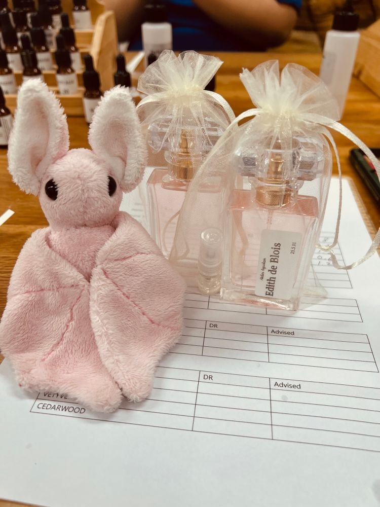 AT_Ayualam's tweet image. 🌟알티 추첨 당첨자 분께  분께 캐릭터 커스텀 💗향수 한 병 (30ml) 을 제작해 보내드립니다.

🌟자캐, 최애캐 향수 제작 체험 공방 아유알람!!
🌟11월 23일, 12월 7일, 12월 21일 예약이 진행중입니다!!
🌟수험생에게는 꼬마병 무료 추가 증정 이벤트 중!!!