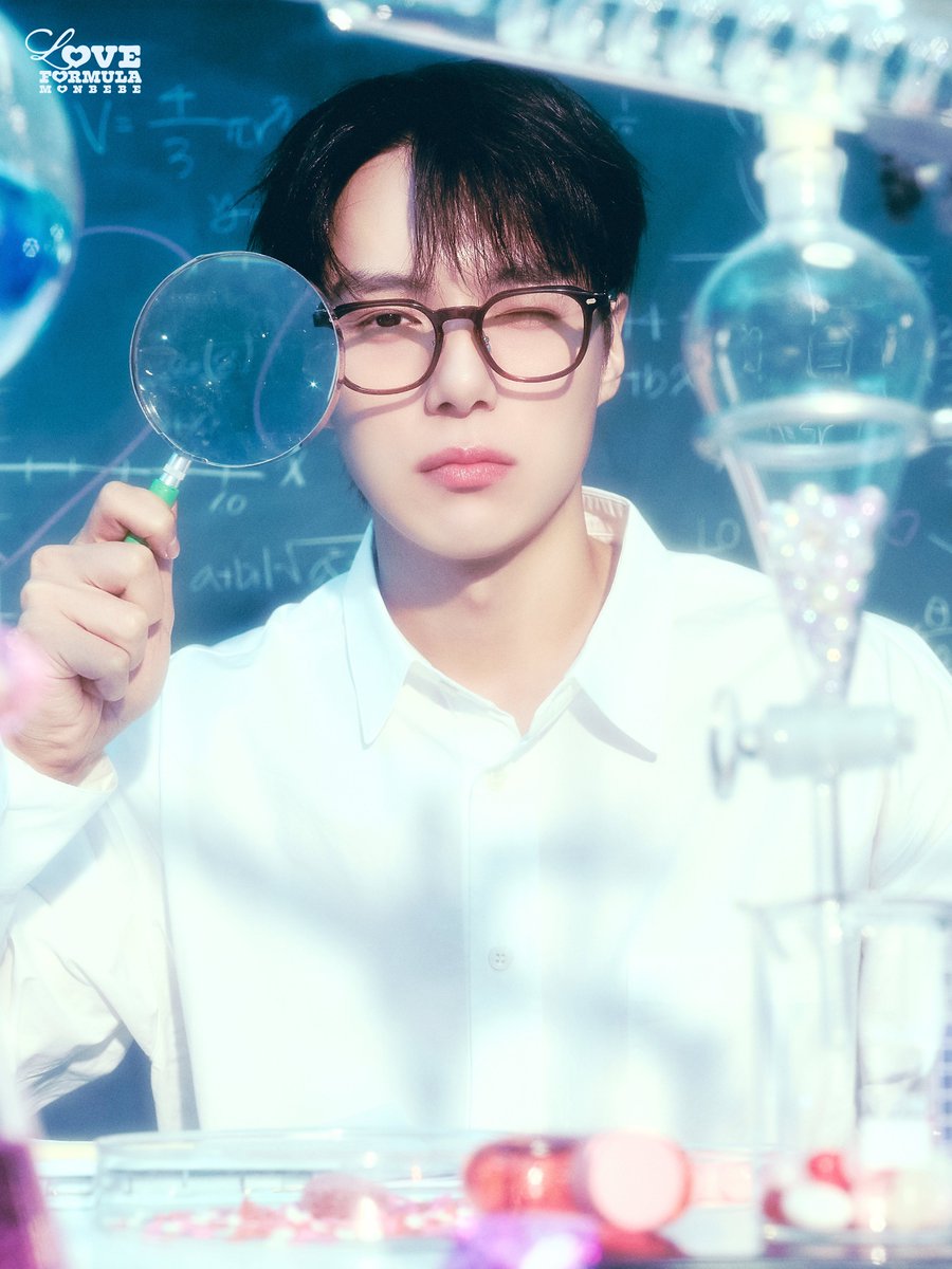 OfficialMONSTAX's tweet image. 📸
2026 MONSTA X
SEASON&apos;S GREETINGS
𝙇𝙊𝙑𝙀 𝙁𝙊𝙍𝙈𝙐𝙇𝘼 𝙈𝙊𝙉𝘽𝙀𝘽𝙀 🧪🥼

CONCEPT PHOTO
#민혁 #MINHYUK

🗓 예약 판매 오픈
251119 (WED) 11AM - (KST)

#몬스타엑스 #MONSTAX #MONSTA_X
#2026시즌그리팅 #LOVEFORMULAMONBEBE