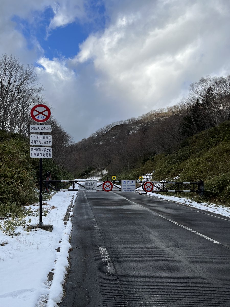 shiretokonemuro's tweet image. ご存じの方も多いかと思いますが、現在、羅臼町と斜里町を結ぶ国道334号知床横断道路（通称：知床峠）は４月下旬ころまで冬季全面通行止めになっております。羅臼町から斜里町まで向かう場合は国道244号線根北峠への迂回が必要となりますので、お越しの際はご注意ください。