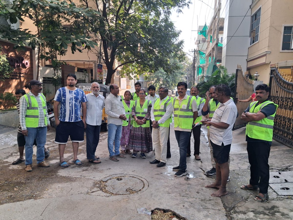 ⚡️⚡️On-ground engagement through Praja Baata!⚡️⚡️

TGSPDCL teams reached out to consumers, meeting in their own locality and addressing service issues transparently.
Bringing the department closer to the people. 💡🤝
Together for better services ⚡🤝

#TGSPDCL #PrajaBaata