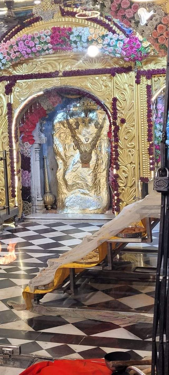 इतनी कृपा बालाजी बनाए रखना,

मरते दम तक सेवा में लगाए रखना..!!

जय श्री राम 🙏🚩

जय श्री मेहंदीपुर बालाजी महाराज 🙏🚩