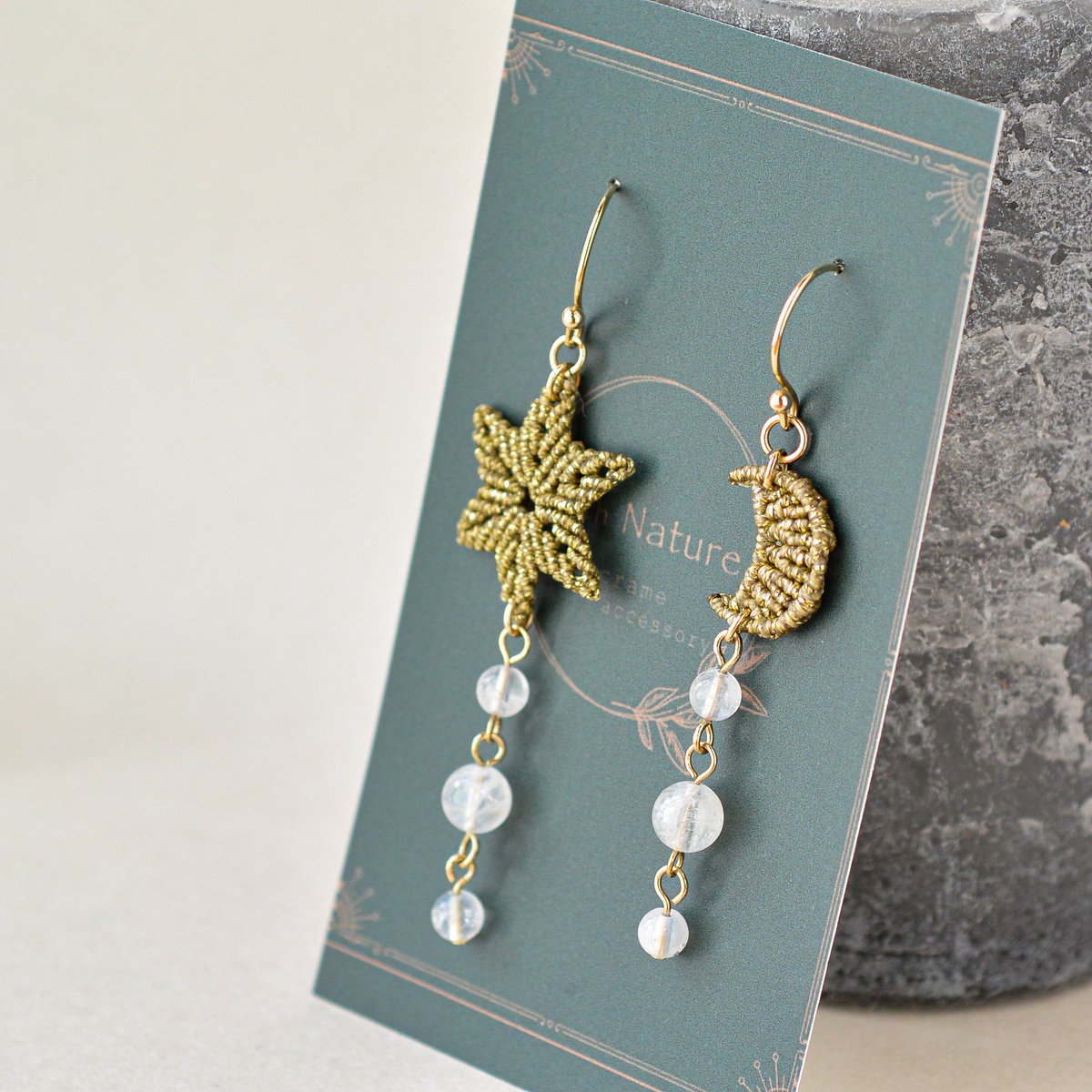 昨日のお月様モチーフ🌙.*·̩͙
こんな感じになりました✨

月と言ったら…？
ムーンストーンでしょ♡♡( *¯ ꒳¯*)
と安直な考えのもの、ムーンストーンがゆらゆら♡

やだ、可愛いー✨️
Xmasとか、イルミネーションとか、冬のお出かけにピッタリじゃない！？

これから頑張ってBASEに載せる( •̀ᄇ•