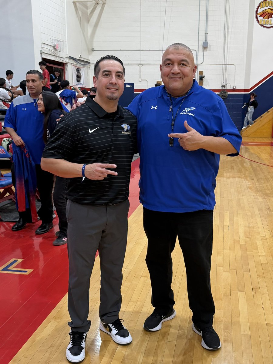 Agon9494's tweet image. Always good seeing my mentor @IrvinCoachLo! Got to catch up tonight after our game! #TheTree 🏀 @SE_EagleHoops