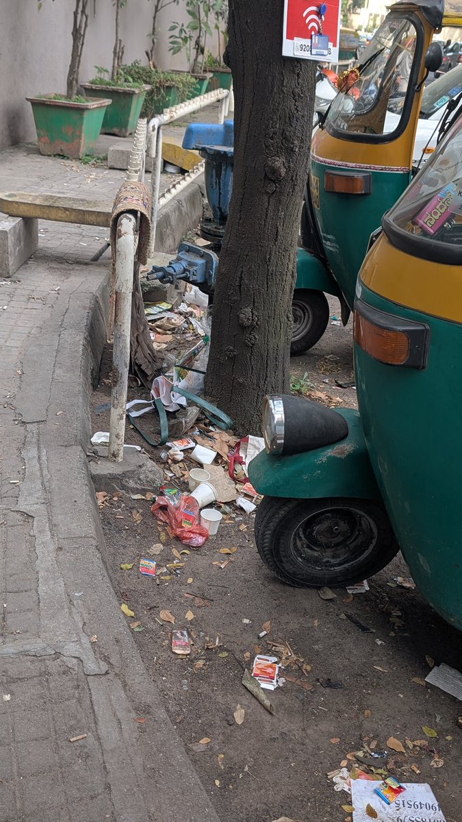 SargamGoel's tweet photo. @BangaloreMirror @GBAChiefComm 
Sad state of garbage dumping and no cleaning for 2 weeks by pourkarmikas right outside Godrej Woodsman &amp; Brigade Triumph on Dasarahalli road. A black spot caused by the garbage trucks also exists just 100 metres away and no one is bothered. https://t.co/2M7nhQA8P2