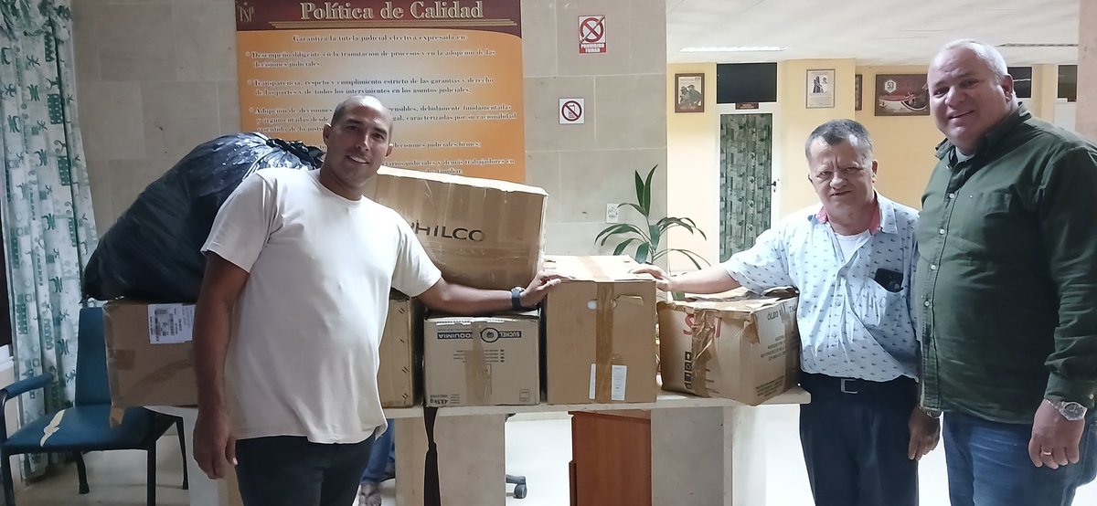 En el <a href="/Tribunal_Granma/">Tribunal Provincial Popular Gramma</a> recibimos con gratitud la donación dr los hermanos del <a href="/TSupremoCU/">TSupremoCU</a> para apoyar a los trabajadores afectados por las inundaciones . La solidaridad de la familia judicial cubana demuestra que #SePuedeMuchoJuntos #TodasLasManosTodas