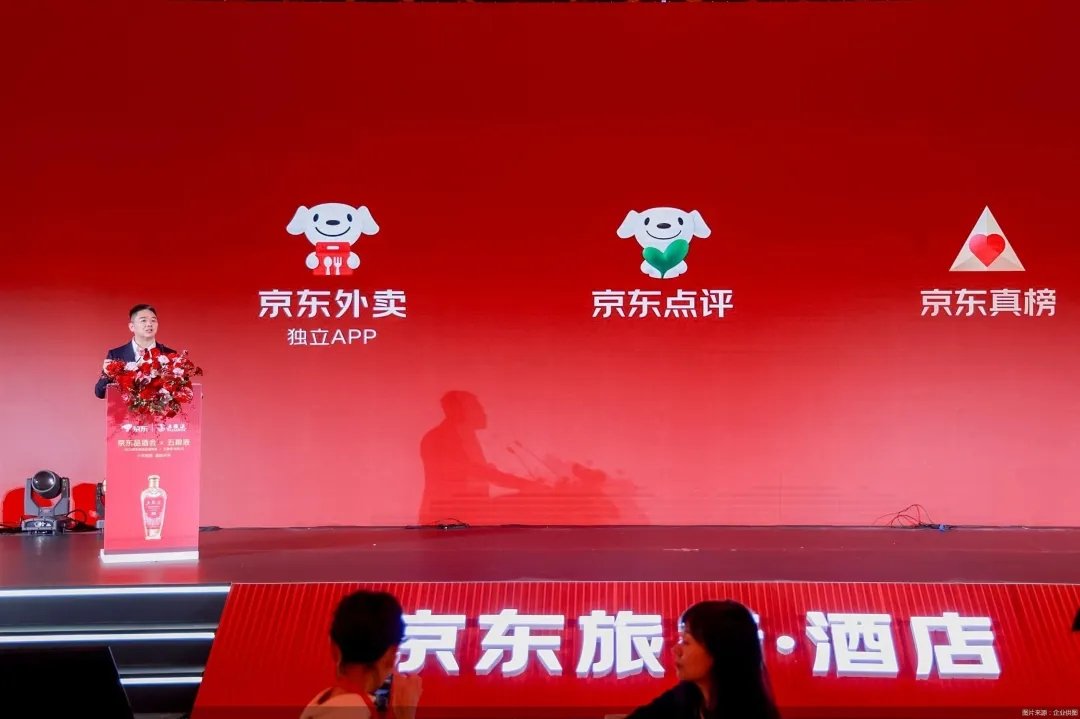 python_xxt's tweet image. 存量竞争——卷生卷死

京东外卖 京东点评 京东咖啡
普罗大众，真不要做餐饮了，
尤其是开咖啡店了

基于刘强东这个举动，我的感悟是：

整个社会，完全进入了存量竞争时代，开始细分市场的割据，存量竞争——卷生卷死

11月7日
刘强东在品酒会现场表示：…