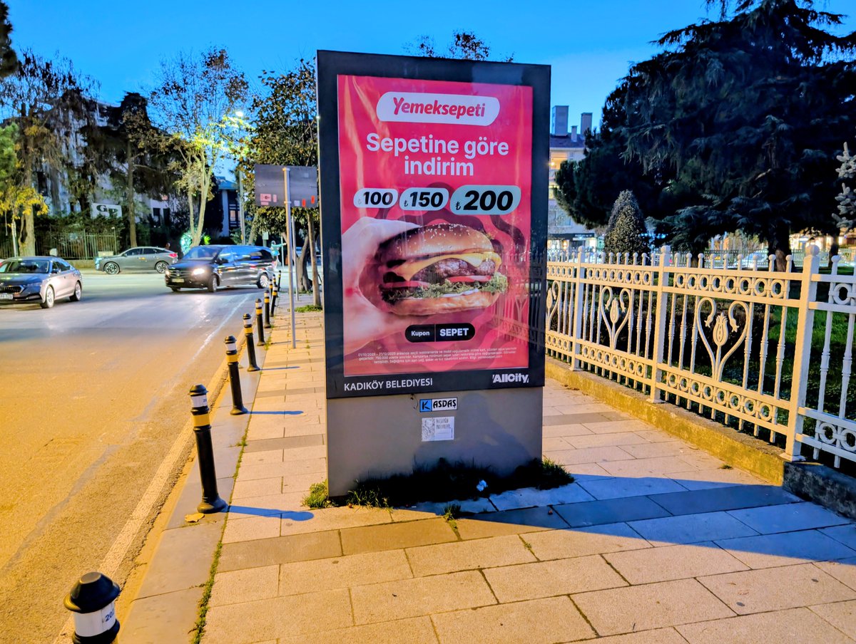 Bir yürüme engeli, kaldırım suru olarak reklam panosu. 
İstasyon Caddesi'nin sahile ulaştığı nokta, Göztepe, Kadıköy.

Bir belediye halka neden böyle bir kötülük yapar. Kadıköy'de belediye bunu yaparsa başka belediyeler ne yapmaz.