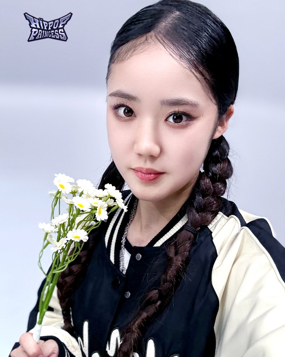 hippopprincess_'s tweet image. [#HIPPOPPrincess] &apos;DAISY&apos; Aチーム STUDIO CHOOM | ビハインドショット📸
 
アイコニックな #ニコ DAISYが咲きました🌼
STUDIO CHOOM 現場からの📷

𝙈𝙖𝙠𝙚 𝙮𝙤𝙪𝙧𝙨𝙚𝙡𝙛. 𝙈𝙖𝙠𝙚 𝙢𝙮𝙨𝙚𝙡𝙛.

新しいアイデンティティ「HIP POPグループ」の誕生
〈Unpretty Rapstar : HIP POP Princess〉…
