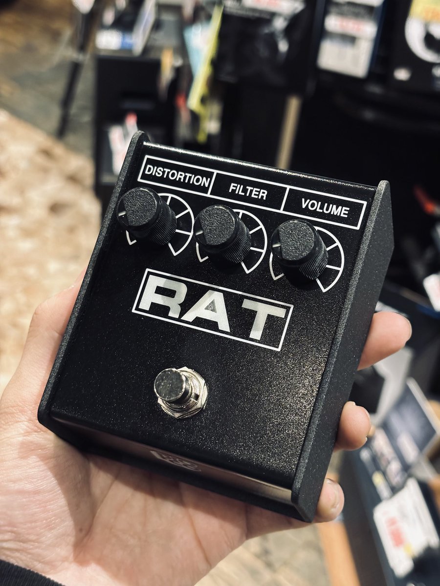 espcustomshop's tweet photo. 【商品情報!】#ProCo RAT2
長年世界的に愛されるディストーションの
スタンダード的存在、RAT2👑
100%アナログ回路の荒々しいサウンドが特徴です✨
詳細・ご注文は→ https://t.co/yFZmYjkQSP
#エフェクター #梅田 #楽器屋 https://t.co/Ghgf7SjxB2
