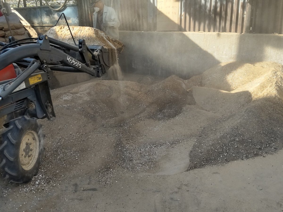 自家製の配合肥料作りを行いました。
粉砕した煮干しの魚粉・油かす・骨粉などの有機質肥料と硫安・硫加を混ぜて、配合肥料を作りました。
今年も、良い配合肥料ができ上がりました。これから行う土づくりで畑に散布します。
#稲城 #梨 #東京 #ブドウ #稲城市 #稲城の梨 #シャインマスカット #土づくり