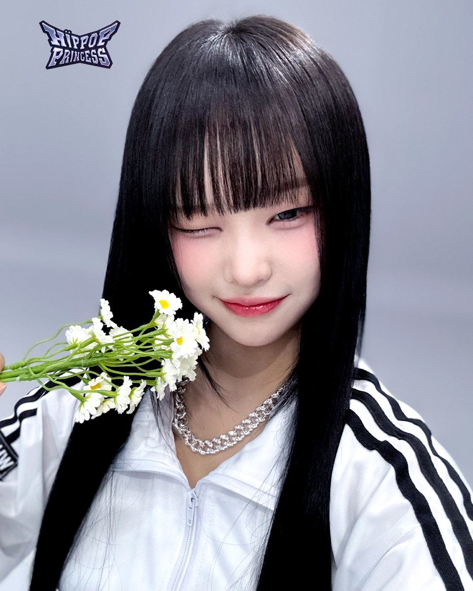 hippopprincess_'s tweet image. [#HIPPOPPrincess] &apos;DAISY&apos; Aチーム STUDIO CHOOM | ビハインドショット📸
 
クッキーアンドクリーム猫 #キムドイ DAISYが咲きました🌼
STUDIO CHOOM 現場からの📷

𝙈𝙖𝙠𝙚 𝙮𝙤𝙪𝙧𝙨𝙚𝙡𝙛. 𝙈𝙖𝙠𝙚 𝙢𝙮𝙨𝙚𝙡𝙛.

新しいアイデンティティ「HIP POPグループ」の誕生
〈Unpretty Rapstar : HIP…