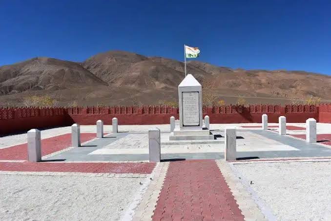 dtbyaadi's tweet image. This day that year

Commemorating Rezang La Day

On November 18, 1962, 114 soldiers fought a fierce battle against approximately 3,000 Chinese soldiers in the icy heights of Ladakh.