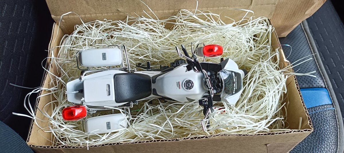 love2tenkyoken's tweet image. 白バイのプラモやっと出来た(作り始めは3年前)🤣
色々と反省点も多かったけど、久々のスケールモデル楽しゅうございました👍

#CB1300P
#完成即引き渡し
#各種ホース類は老眼と組み間違いの為取り付けを諦めました 😂