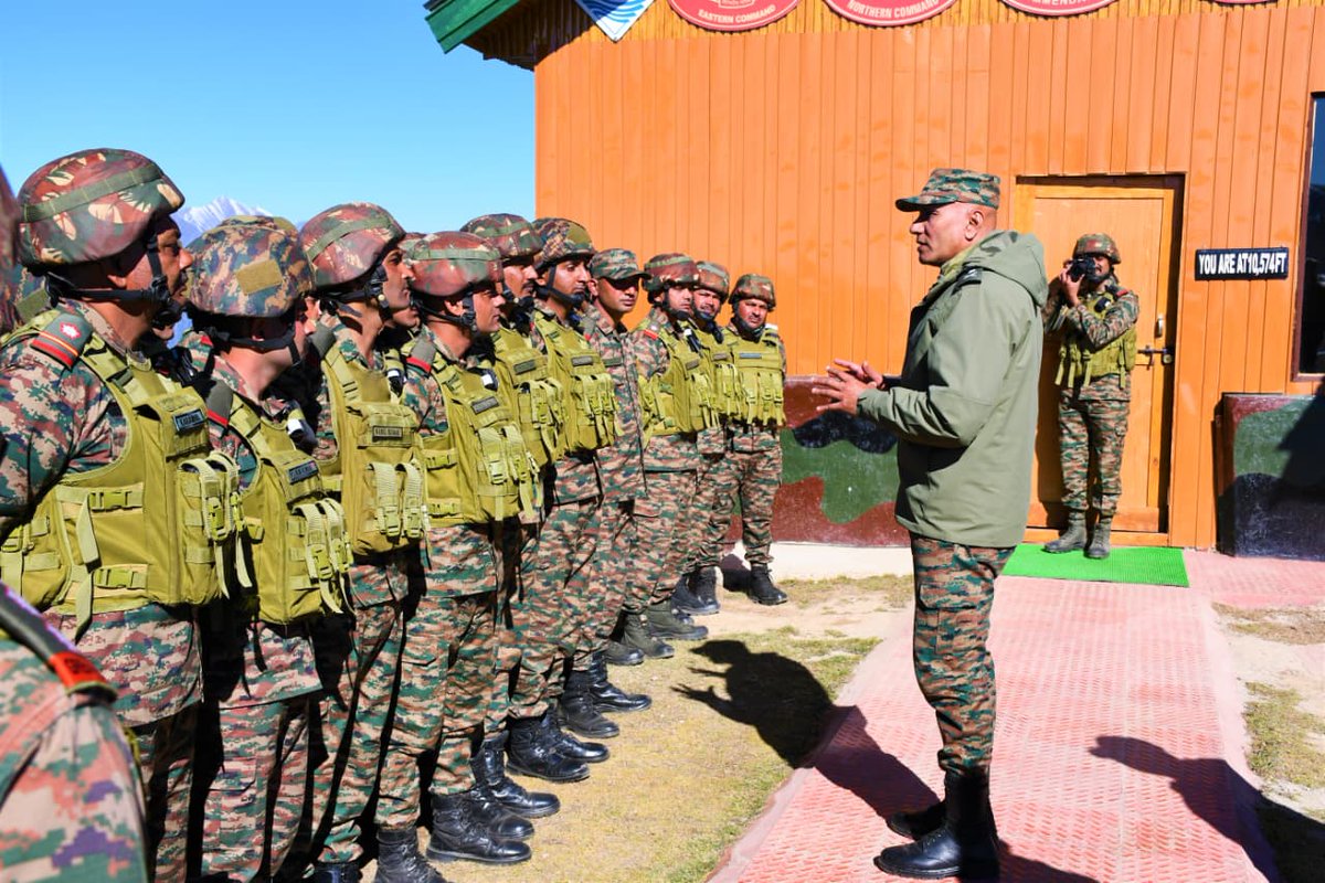 prodefencejammu's tweet image. Lt Gen Pratik Sharma, #ArmyCdrNC, visited North Kashmir to review the anti-infiltration grid and operational readiness of formations along the Line of Control. #ArmyCdrNC interacted with the troops, commending them for their combat readiness, indomitable spirit and consistent…