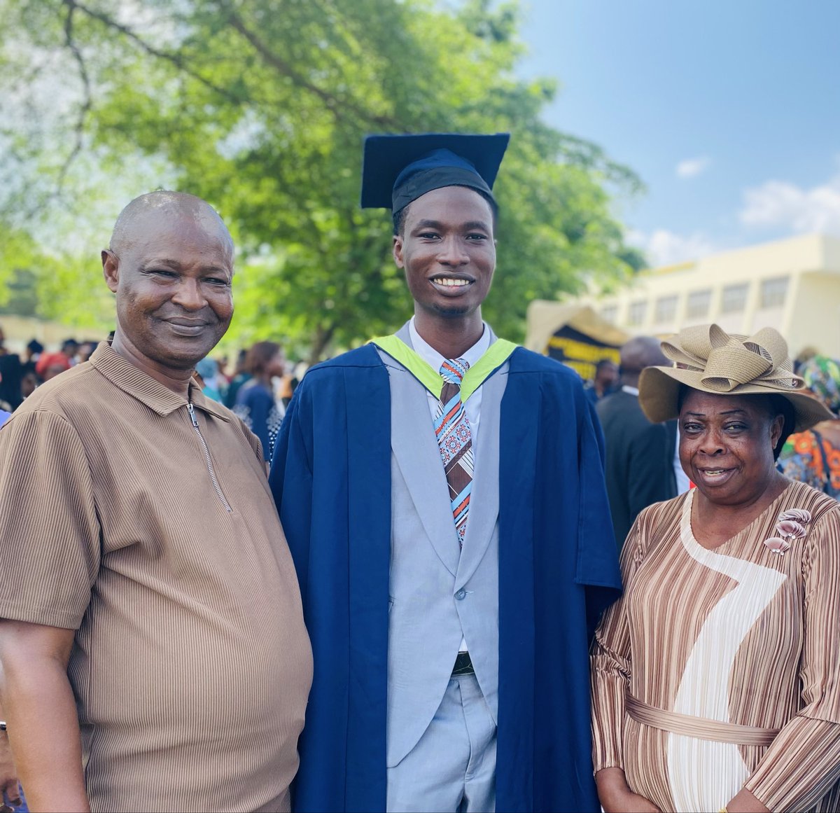 tayodegreat581's tweet image. To the glory of God Almighty, on the 11th of Nov 2025, I officially graduated from the University of Ibadan with a B.Sc in Chemistry (First Class). Served in various leadership positions, explored my skills and built meaningful connections