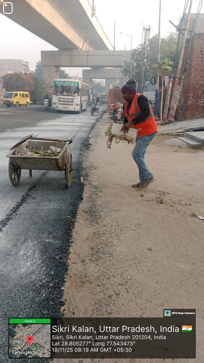 ModinagarNagar's tweet image. मोदीनगर नगर पालिका के नेतृत्व में
सफाई कर्मियों द्वारा दिल्ली–मेरठ रोड पर साफ–सफाई का कार्य किया गया।
स्वच्छ और सुंदर मोदीनगर के लिए यह सतत प्रयास सराहनीय है।

#SwachhBharat #CleanModinagar #MunicipalCouncil #SafaaiAbhiyan