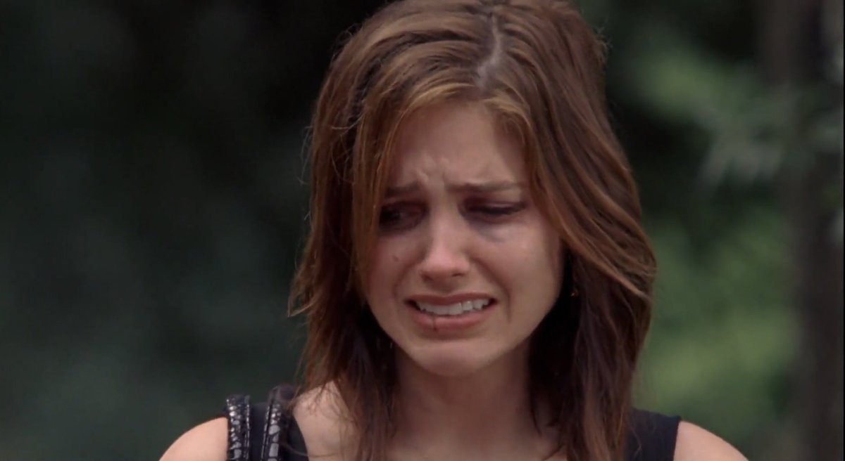 sethmner's tweet photo. essa sequência do jamie colocando a capa que ele fez pro quentin em cima do caixão dele e a brooke chorando pela primeira vez depois de ter sido atacada foi dolorosa demais de assistir to mt mal https://t.co/owdc3Jwm6x