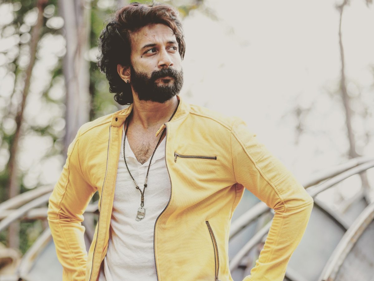 This mf has extreme acting capability and still the KINGDOM is addressed as VD's Film and not " VD and SD's Film "

nuvvu kuda wassap wassap anu bhaai stage meedha , anni hero characters vasthai emo <a href="/ActorSatyaDev/">Satya Dev</a>