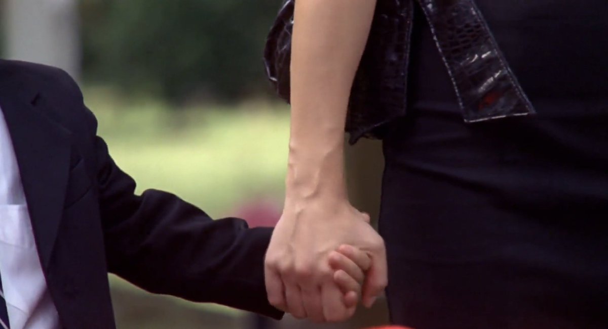 essa sequência do jamie colocando a capa que ele fez pro quentin em cima do caixão dele e a brooke chorando pela primeira vez depois de ter sido atacada foi dolorosa demais de assistir to mt mal