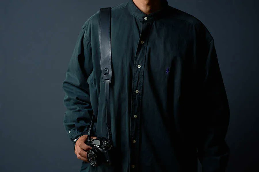 monogram_cp's tweet image. 【monogramオンラインストア】当店人気の「ワイドカメラストラップ（ブラック×ブラック）」再入荷しました。幅広の肩当てが特徴で重量のあるカメラでも肩、首に負荷が掛からないよう仕上げています。
無料刻印・ラッピング対応。プレゼントにもオススメの一品です。
camepstore.com/?pid=183165828