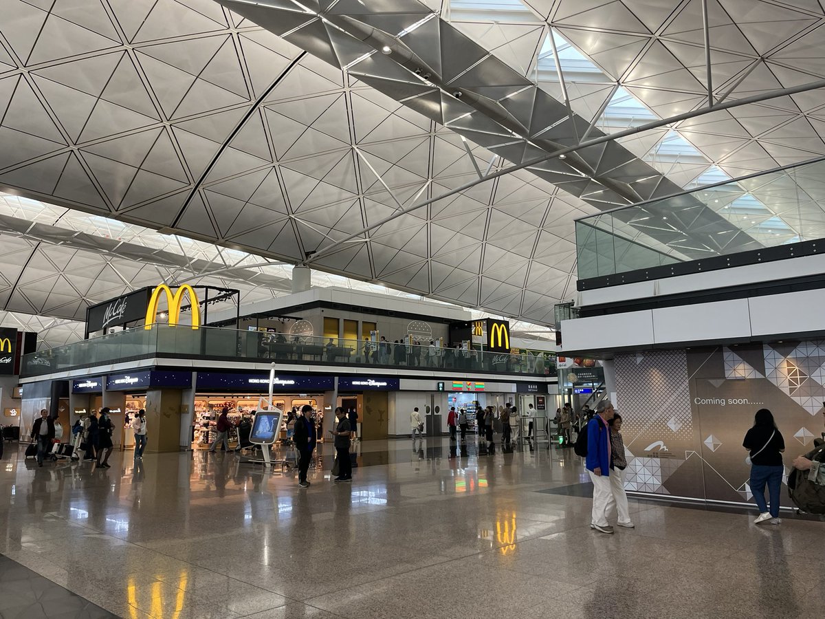 temtem3_HKD's tweet photo. 香港国際空港第1ターミナルのディズニーショップが、マックの下に移動して綺麗になって再オープン😍✈️
#hkdl #tem_hkdl2025
#香港ディズニー https://t.co/2vLQmfO7W2