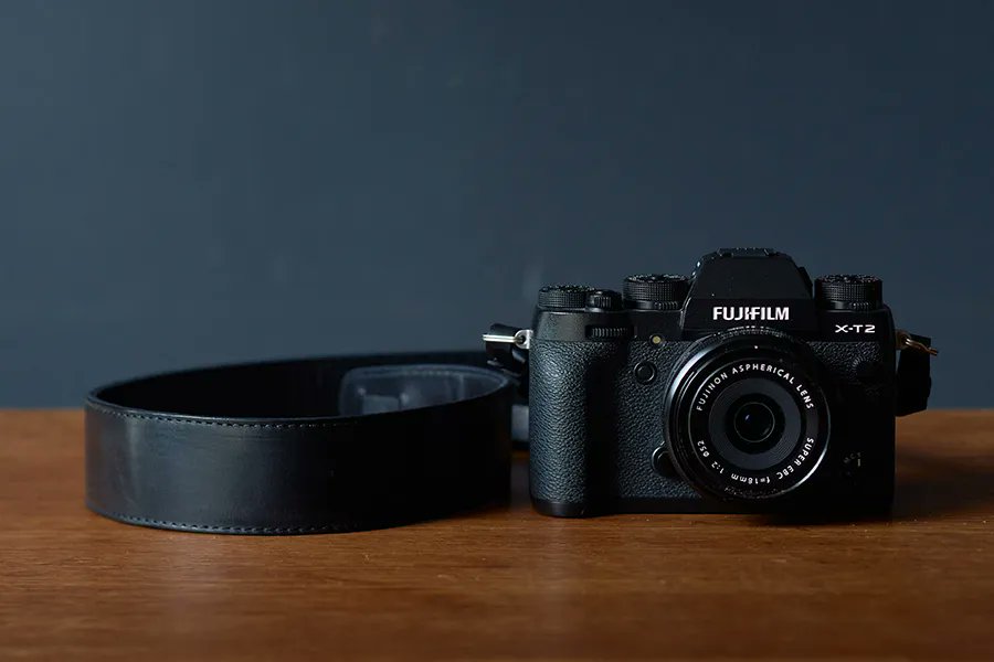 monogram_cp's tweet image. 【monogramオンラインストア】当店人気の「ワイドカメラストラップ（ブラック×ブラック）」再入荷しました。幅広の肩当てが特徴で重量のあるカメラでも肩、首に負荷が掛からないよう仕上げています。
無料刻印・ラッピング対応。プレゼントにもオススメの一品です。
camepstore.com/?pid=183165828