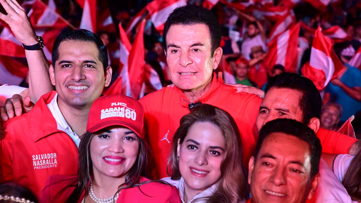 ¡En el Distrito 13 vamos a ganar!

Vivimos una noche inolvidable en la gran concentración de Jhosy Toscano, realizada en la colonia San Francisco perteneciente al Distrito 13. Acompañados de mi esposa Iroshka, de Eliseo Castro y de los candidatos a diputados por Francisco