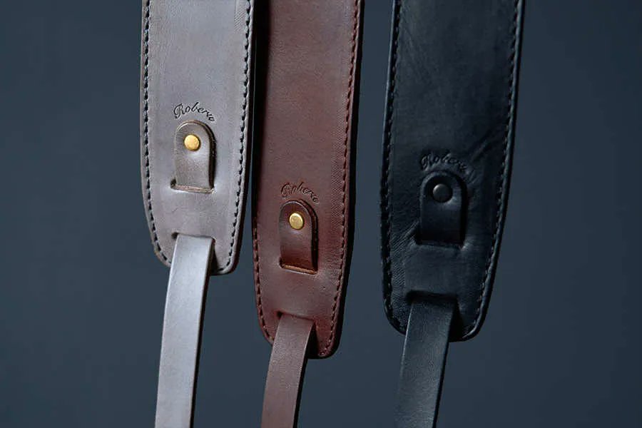 monogram_cp's tweet image. 【monogramオンラインストア】当店人気の「ワイドカメラストラップ（ブラック×ブラック）」再入荷しました。幅広の肩当てが特徴で重量のあるカメラでも肩、首に負荷が掛からないよう仕上げています。
無料刻印・ラッピング対応。プレゼントにもオススメの一品です。
camepstore.com/?pid=183165828