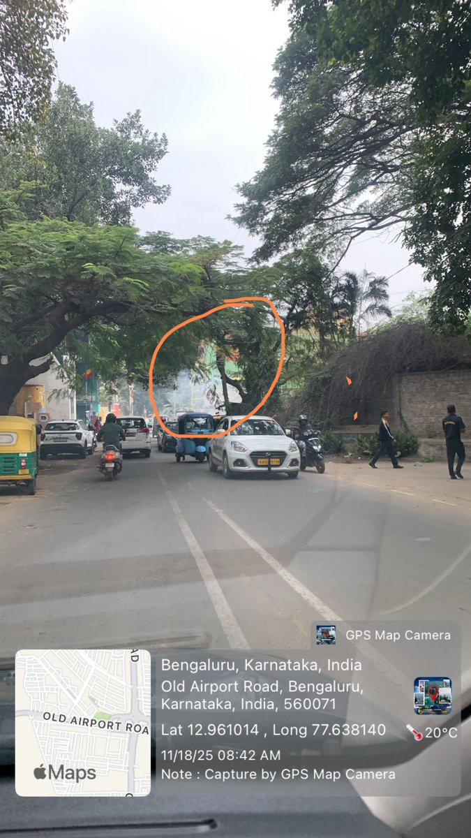 aravind_tw's tweet photo. Toxic smoke from garbage being burnt near St Meera's school in Cambridge Layout. This is a everyday occurrence.  @ICCCBengaluru @GBAChiefComm https://t.co/VuXDvMj6cE