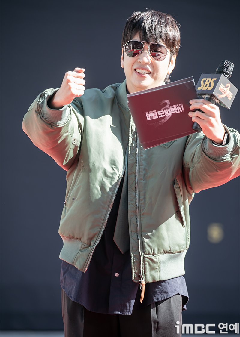 [포토] 유재필, 택시드라이버 트래비스 룩 
#모범택시3 #TaxiDriver3 #유재필 #YouJaephil 
#SBS드라마 #레드카펫_251118 [iMBC 연예]

MC 유재필이 18일 오후 서울 목동SBS에서 열린 SBS 새 금토드라마 ‘모범택시3’ 제작발표회에 앞서 레드카펫 행사에 참석해 진행을 하고 있다.

⬇️고화질 Click