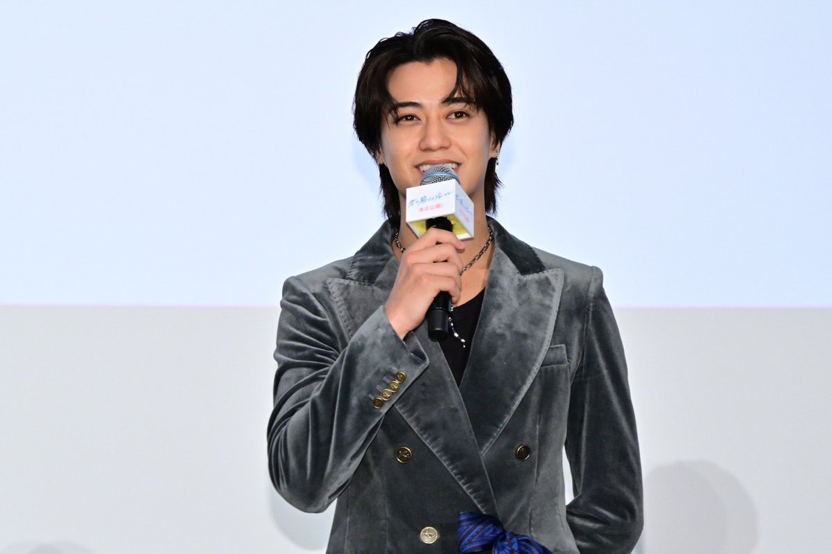 kiminake_movie's tweet image. [ ✐☡ イベントレポート ]

映画『#君の顔では泣けない』
公開記念舞台挨拶📽️₊˚✶

#芳根京子 さん #髙橋海人 さん 
#林裕太 さん #坂下雄一郎 監督が登場🎤

芳根さん＆髙橋さんへ、
原作者 #君嶋彼方 さんから手紙のサプライズ✉️

芳根さんが思わず涙ぐんだ場面で、髙橋さんは…！…