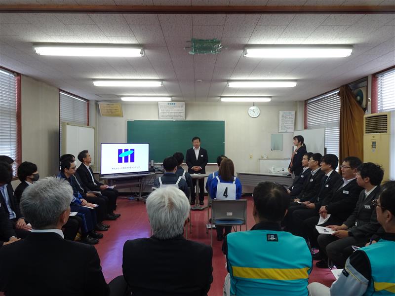 jrw_c_maintec's tweet photo. 先日JR西日本の車両基地で「新幹線構内運転実技競技会」を開催しました。
車両基地で新幹線の入換運転業務を行っている構内運転士４名が出場し、日々研鑽を重ねた知識・技能を発揮してくれました。
これからも新幹線の安全・安定輸送を支えるため、弛まぬ努力を継続してまいります。

#中メン
#新幹線 https://t.co/BKtK6yw4Jo