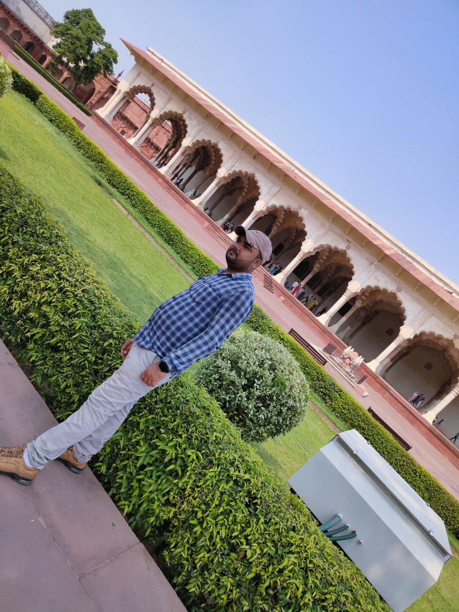 sonuabhishek5's tweet image. 🏰 आगरा फ़ोर्ट: इतिहास, शान और मुगल वास्तुकला का अद्भुत प्रतीक

भारत के उत्तर प्रदेश में स्थित आगरा फ़ोर्ट यूनेस्को विश्व धरोहर स्थल है और मुगल साम्राज्य की शक्ति, कला और स्थापत्य कौशल का शानदार उदाहरण है।

इसे लाल किला, लाल महल या क़िला-ए-आगरा भी कहा जाता है।

⭐ मुख्य आकर्षण…