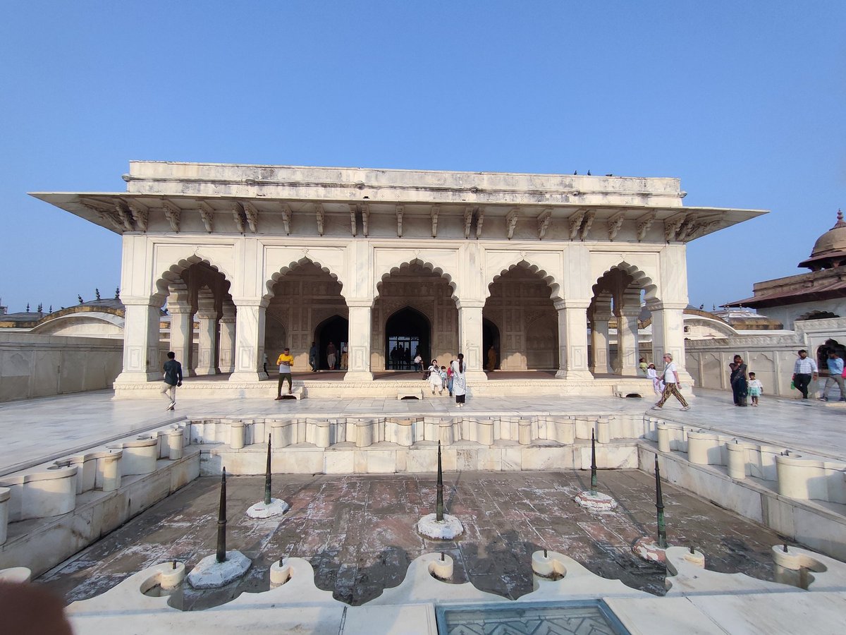 sonuabhishek5's tweet image. 🏰 आगरा फ़ोर्ट: इतिहास, शान और मुगल वास्तुकला का अद्भुत प्रतीक

भारत के उत्तर प्रदेश में स्थित आगरा फ़ोर्ट यूनेस्को विश्व धरोहर स्थल है और मुगल साम्राज्य की शक्ति, कला और स्थापत्य कौशल का शानदार उदाहरण है।

इसे लाल किला, लाल महल या क़िला-ए-आगरा भी कहा जाता है।

⭐ मुख्य आकर्षण…
