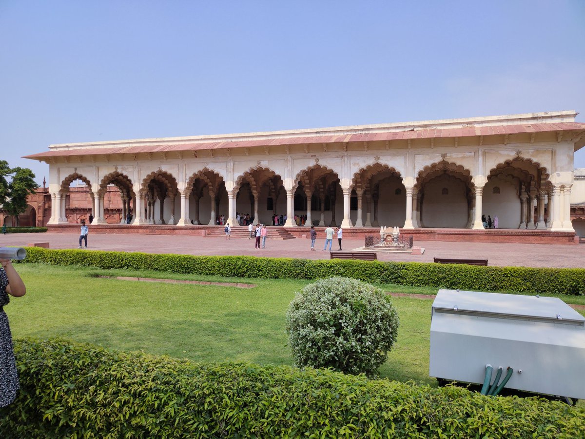 sonuabhishek5's tweet image. 🏰 आगरा फ़ोर्ट: इतिहास, शान और मुगल वास्तुकला का अद्भुत प्रतीक

भारत के उत्तर प्रदेश में स्थित आगरा फ़ोर्ट यूनेस्को विश्व धरोहर स्थल है और मुगल साम्राज्य की शक्ति, कला और स्थापत्य कौशल का शानदार उदाहरण है।

इसे लाल किला, लाल महल या क़िला-ए-आगरा भी कहा जाता है।

⭐ मुख्य आकर्षण…