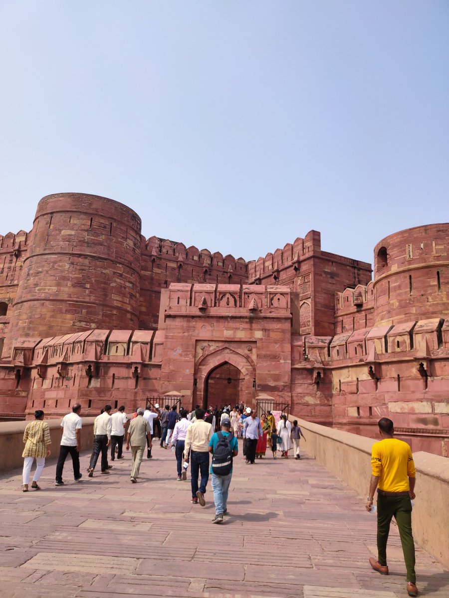 sonuabhishek5's tweet image. 🏰 आगरा फ़ोर्ट: इतिहास, शान और मुगल वास्तुकला का अद्भुत प्रतीक

भारत के उत्तर प्रदेश में स्थित आगरा फ़ोर्ट यूनेस्को विश्व धरोहर स्थल है और मुगल साम्राज्य की शक्ति, कला और स्थापत्य कौशल का शानदार उदाहरण है।

इसे लाल किला, लाल महल या क़िला-ए-आगरा भी कहा जाता है।

⭐ मुख्य आकर्षण…