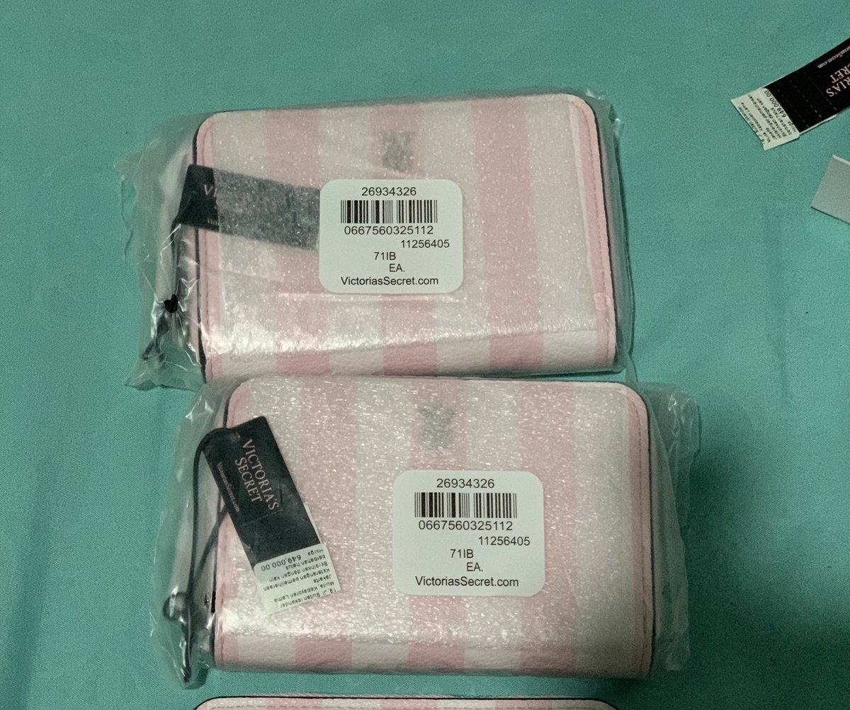 sellbysal's tweet photo. wts victoria’s secret pink small wallet 550k new and ori yah aku beli di web, harga di web (649k) https://t.co/AV6KSI5lG0