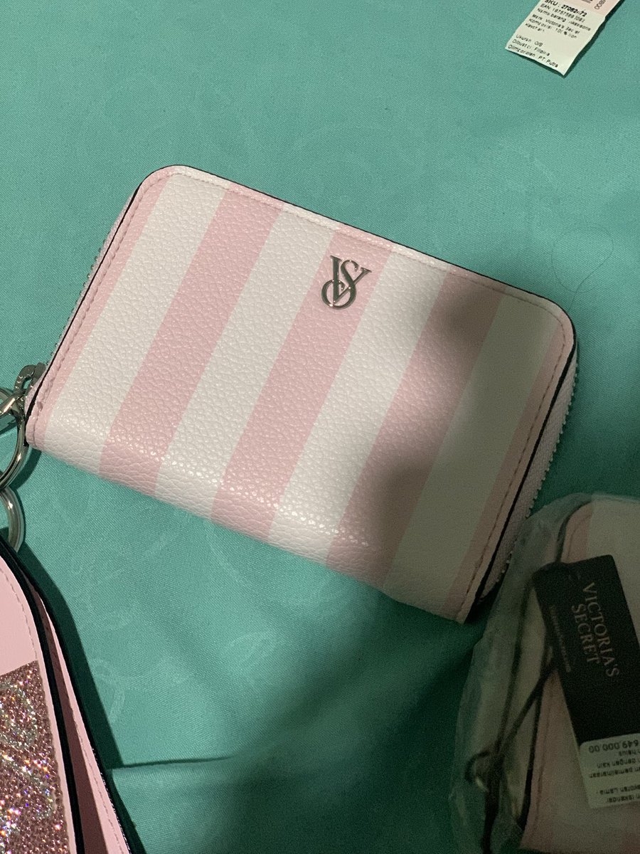 sellbysal's tweet photo. wts victoria’s secret pink small wallet 550k new and ori yah aku beli di web, harga di web (649k) https://t.co/AV6KSI5lG0