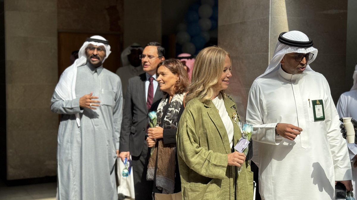 KFMRC_KAU's tweet photo. استقبل مركز الملك فهد للبحوث الطبية وفدًا تعليميًا من الجامعة الكاثوليكية البرتغالية (the Catholic University of Portugal)، وذلك في إطار تعزيز التعاون العلمي والبحثي المشترك بين الجانبين. وتهدف الزيارة إلى بحث سبل الشراكة والتنسيق في مجالات البحث والتطوير وتبادل الخبرات الأكاديمية، بما يسهم في دعم مسيرة البحث العلمي وتوسيع آفاق التعاون الدولي للمركز.
#KAU  
#KFMRC