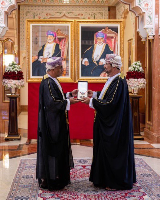 سعادة الدكتور سيف الهدابي … ابن فنجاء البار الذي عانق نخيلها وارتوى من أفلاجها، فجسّد أصالتها في كل خطوة خطاها في ميادين العلم والعمل.

اليوم يتوَّج عطاؤه بوسام الإشادة السلطانية من الدرجة الثانية، تكريمًا لجهده وإخلاصه ورفعِه لراية الوطن عاليًا.
نبارك له هذا الشرف المستحق،