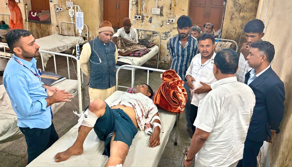 Jitendra_Hatwal's tweet image. #बाड़मेर जिले के शिव थाना क्षेत्र में चूतराराम मेघवाल पर गांव के सामंतवादियों ने धारदार हथियारों से जानलेवा हमला कर हाथ पैर तोड़ दिए जिससे चूतराराम मेघवाल की हालत गंभीर है।

अपराधियों में कानून का कतई भी भय नहीं है @Barmer_Police आरोपियों की गिरफ्तारी कब होगी ?  @RajCMO