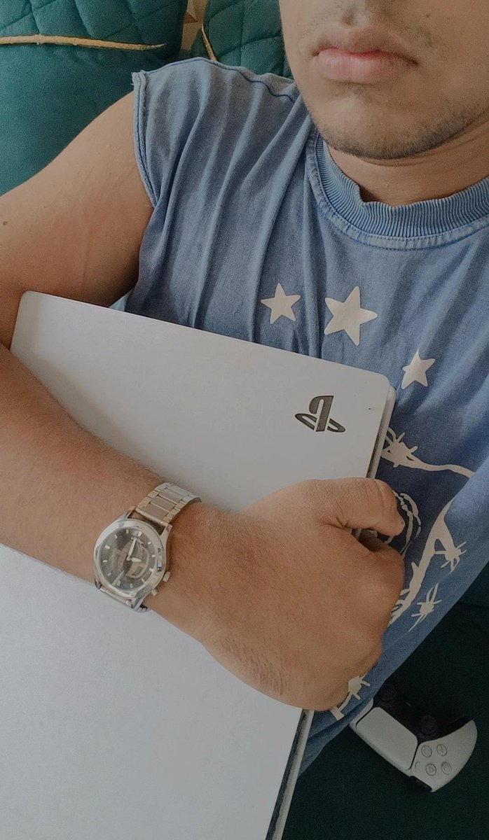 anshcsgo's tweet image. holding my ps5 like it&apos;s my shayla