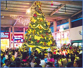 Ciertas generaciones tirando hate al encendido del árbol de Altaplaza como si no los hubieran llevado a los encendidos de árbol que hacían en El Dorado.