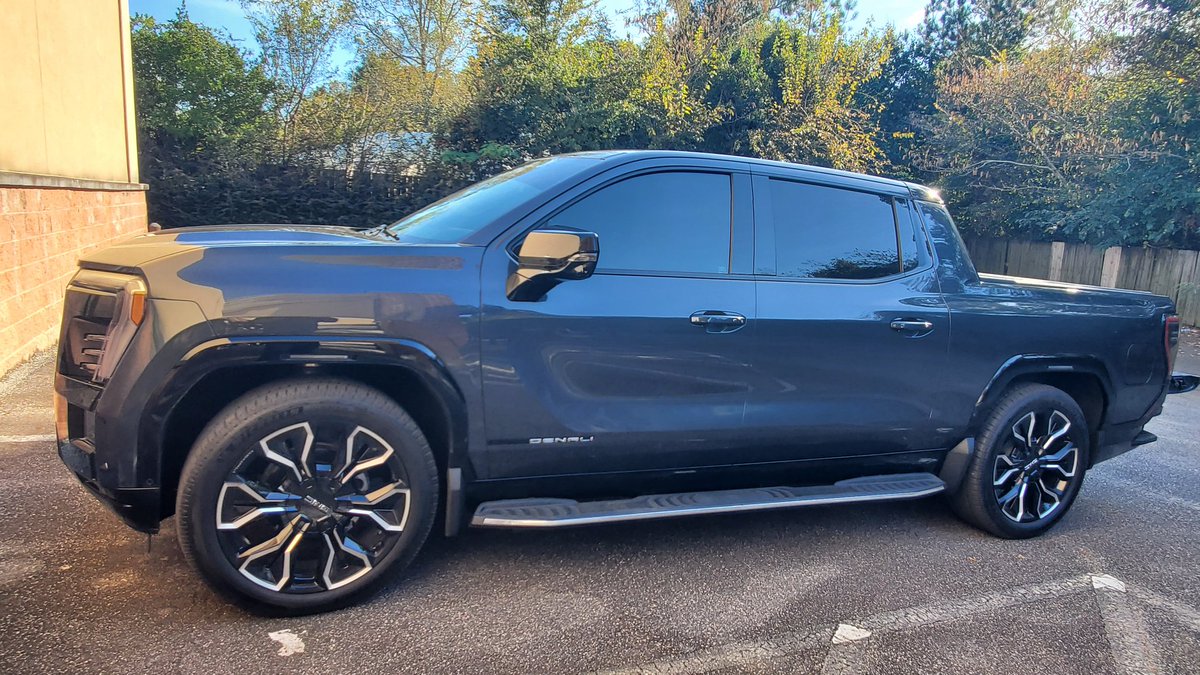 ALilofThisnTha1's tweet image. 🤔...@gm @gmc I got the #SierraEV denali max range but truly want the the @Cadillac #EXT version that I previously owned/make this happen/don&apos;t forget deployable running boards that the denali should come standard with along with ambient lighting