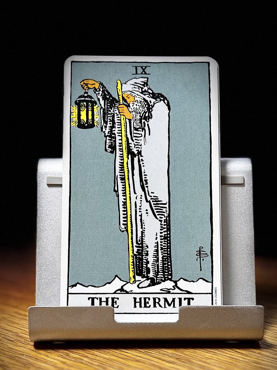 大アルカナ9番目。THE HERMIT（隠者）。
探求、洞察、内なる真理を象徴。ランタンの光は遠くではなく自分の足元だけを照らす。愚者の旅では、外の世界で学んだ価値や出来事を一度引き取り、内側で熟成させる段階。自分自身の声に耳を澄まし、ほんとうに進むべき道を照らせ。絵柄は一番好きなカード！