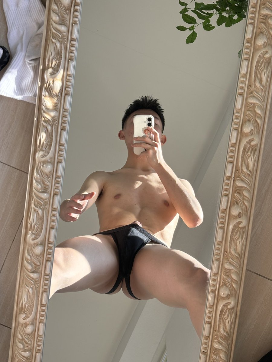 Zouyuze01's tweet photo. 黑还是白🍌 https://t.co/AfKKDqxl6V