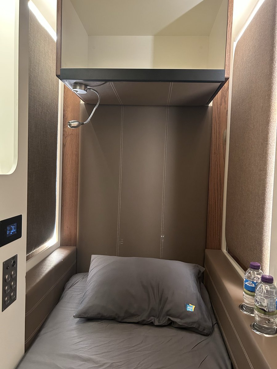 ドーハ空港での9時間のトランジットで、初めてカプセルホテル的なもの（スリープオーバー ドーハ）を利用した。旅の途中で足を伸ばして眠れるのは良いね。空港のトランジットエリア内にあり、中にはトイレもない。水も持ち込み。ただ寝るだけ。こういう12ハウス的な場所は好き。