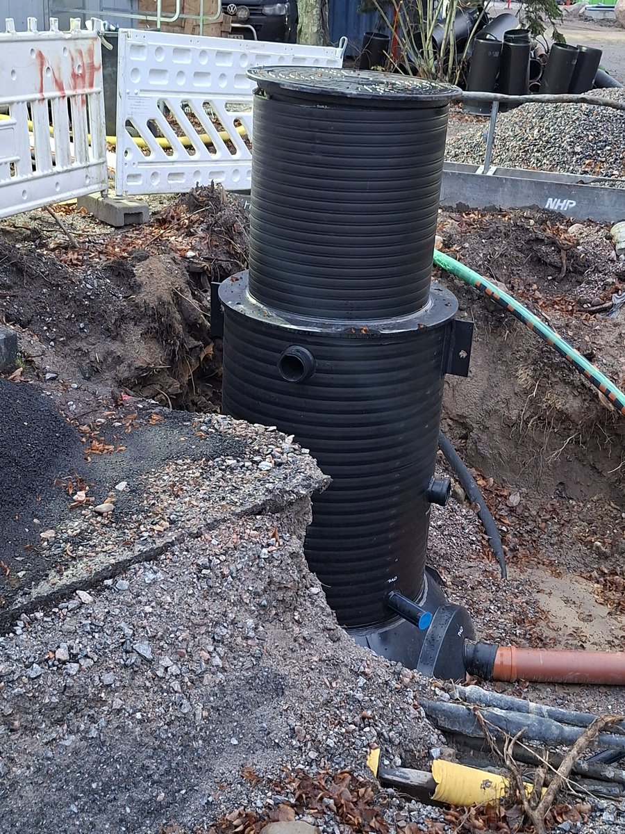 Toimiva vesihuolto ja tiedon-  sekä sähkönsiirto tarvitsevat #OikeaMuoviOikeaanPaikkaan #Muovi :lla nousee Suomi