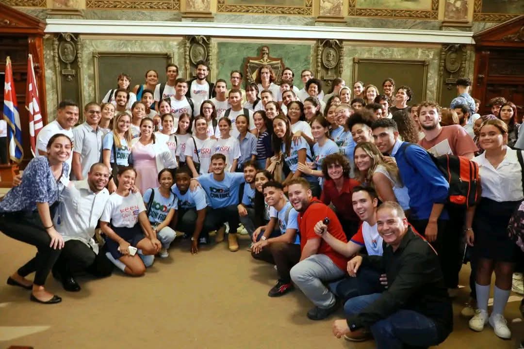 Hoy volvimos al Aula Magna de la Universidad de La Habana, a 20 años de aquel estremecedor discurso de #Fidel que sigue guiando nuestro camino. La conciencia patriótica de los jóvenes es el mejor homenaje a quien nos alertara, desde el presente, sobre nuestro propio futuro.